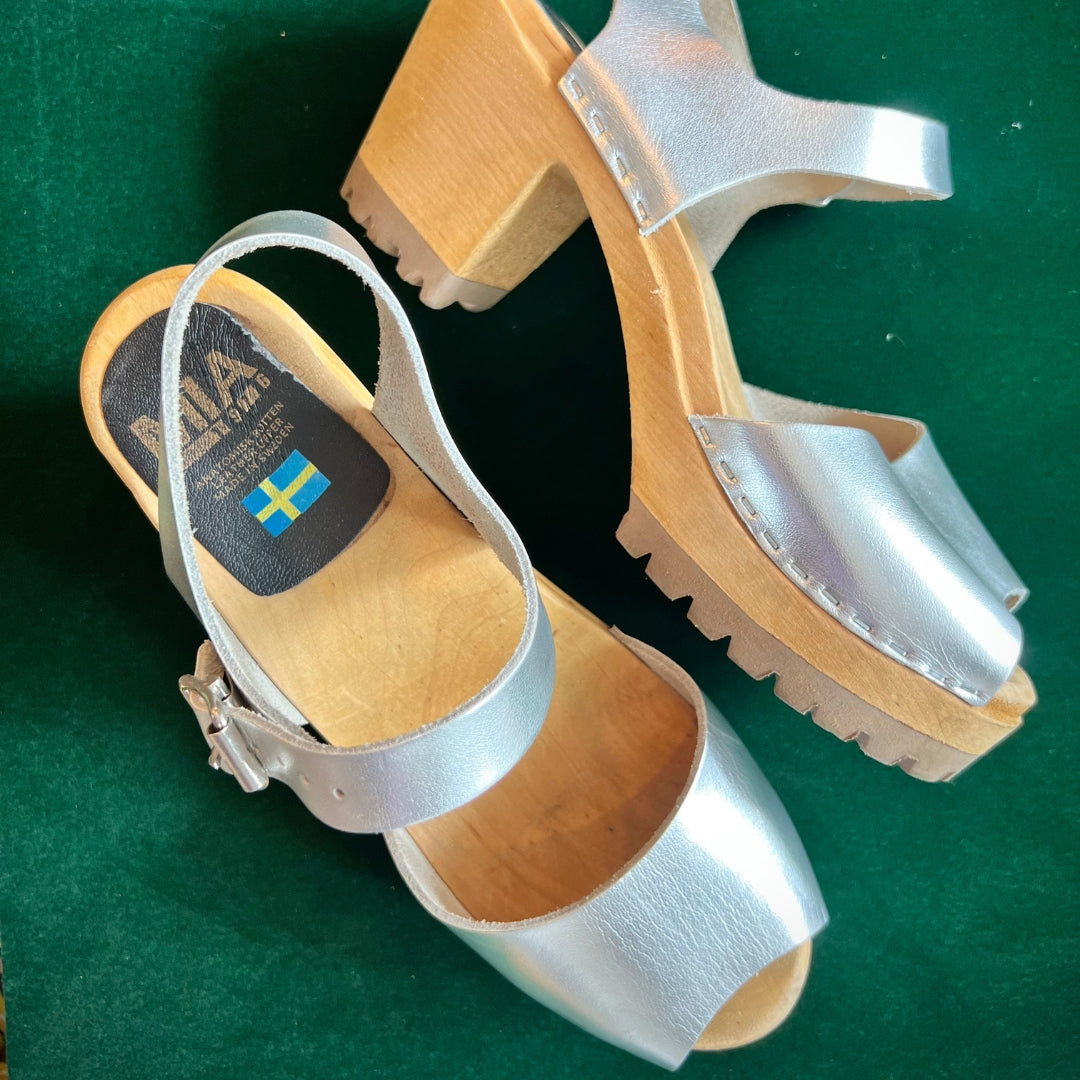 Like New Modern Mia Silver Clogs Size 10