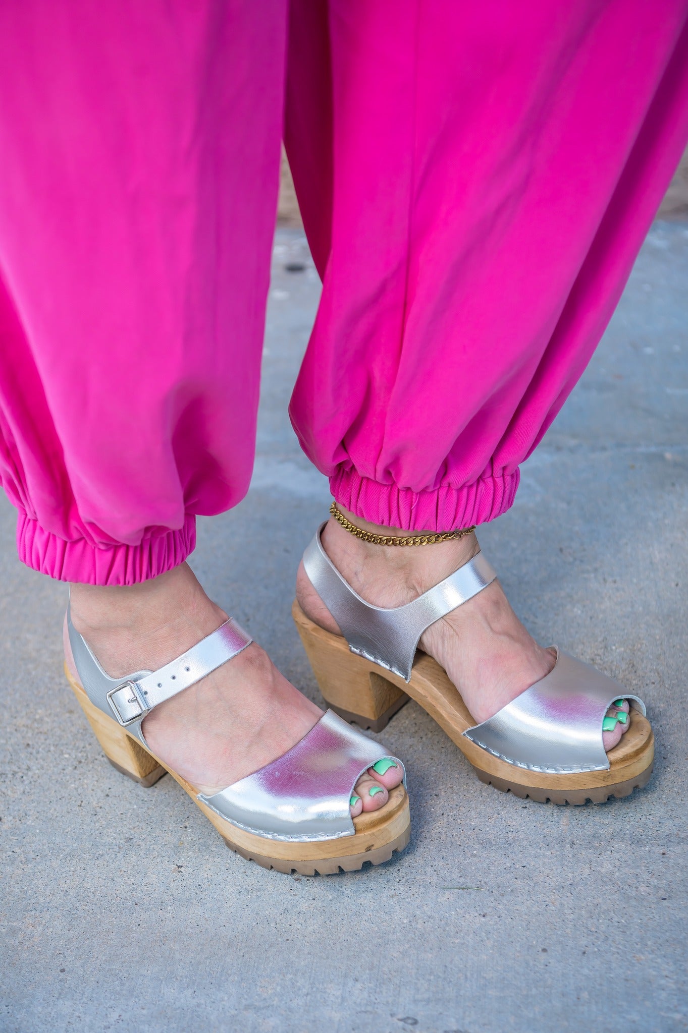 Like New Modern Mia Silver Clogs Size 10