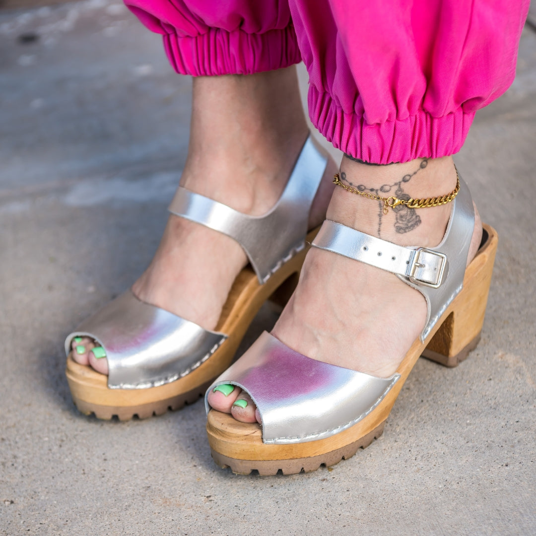 Like New Modern Mia Silver Clogs Size 10