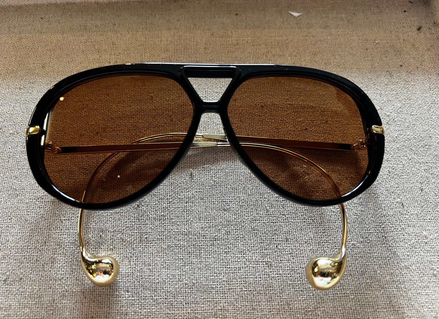 Hook Around Sunny Aviators